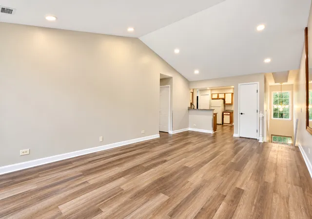 Listing Photo 5 - Condo for sale in building located at 7 Polk Ct, Streamwood, IL 60107 - Unit #B