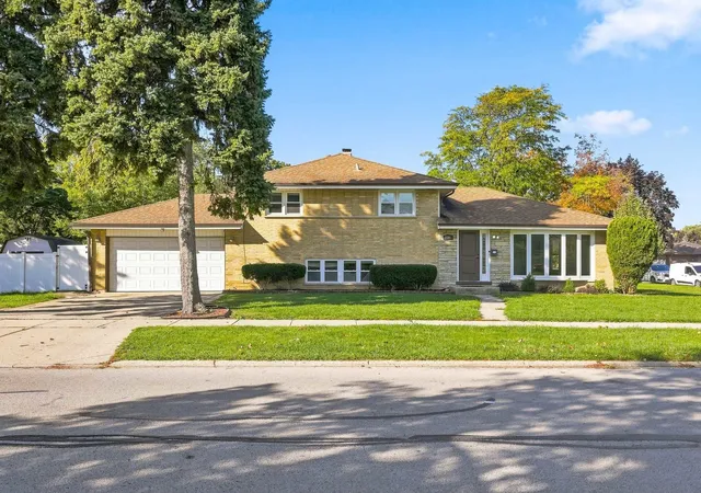 Single family home for sale at 1586 Marshall Dr, Des Plaines, IL 60018 | MLS# 12788441