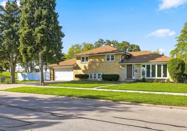 Photo 1 of Single family home for sale at 1586 Marshall Dr, Des Plaines, IL 60018 | MLS# 12788441 | Listing updated on 2026-10-27