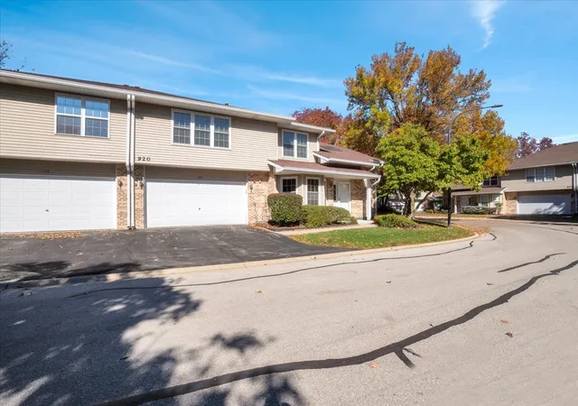 Listing Photo 2 - Condo for sale in building located at 920 Elderberry Cir, Naperville, IL 60563 - Unit #104