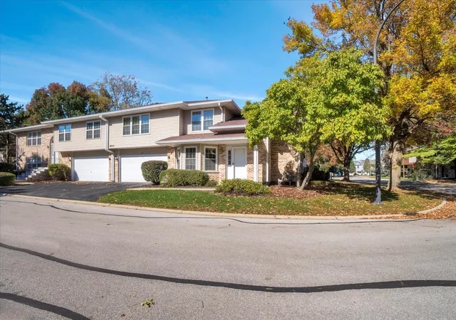 Listing Photo 3 - Condo for sale in building located at 920 Elderberry Cir, Naperville, IL 60563 - Unit #104