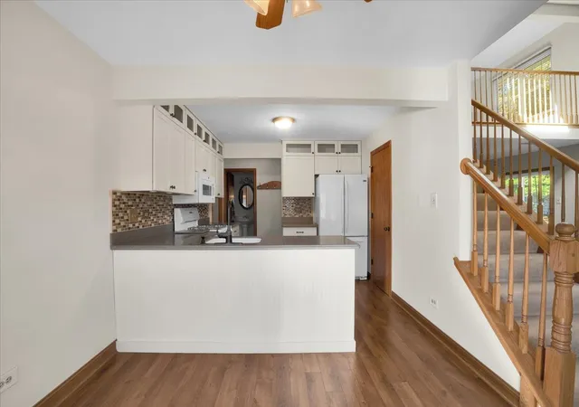 Listing Photo 5 - Condo for sale in building located at 920 Elderberry Cir, Naperville, IL 60563 - Unit #104