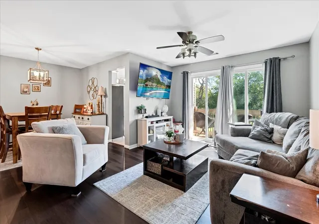 Listing Photo 4 - Condo for sale in building located at 312 N Thornwood Dr, Mchenry, IL 60050 - Unit #0