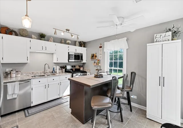 Listing Photo 5 - Condo for sale in building located at 312 N Thornwood Dr, Mchenry, IL 60050 - Unit #0