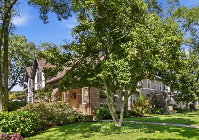 Photo 1 of Single family home for sale at 812 Courtland Ave, Park Ridge, IL 60068 | MLS# 12788527 | Listing updated on 2026-10-20