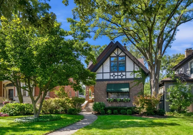 Photo 2 of Single family home for sale at 812 Courtland Ave, Park Ridge, IL 60068 | MLS# 12788527 | Listing updated on 2026-10-20