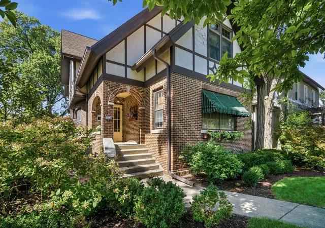 Photo 3 of Single family home for sale at 812 Courtland Ave, Park Ridge, IL 60068 | MLS# 12788527 | Listing updated on 2026-10-20