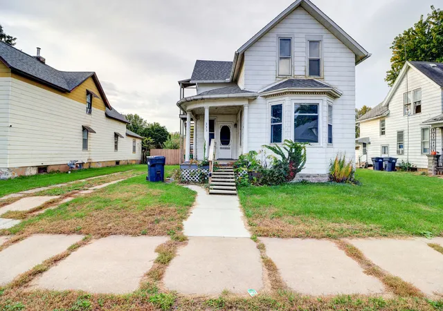 Single family home for sale at 335 6th Avenue N, Clinton, IA 52732 | MLS# 12788528