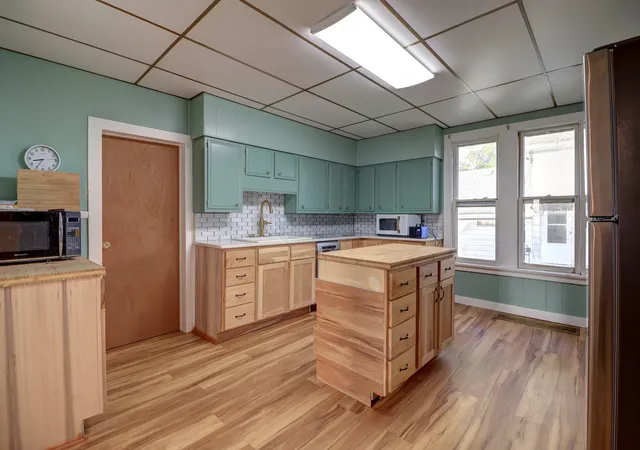 Photo 1 of Single family home for sale at 335 6th Avenue N, Clinton, IA 52732 | MLS# 12788528 | Listing updated on 2026-10-20