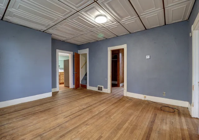 Photo 4 of Single family home for sale at 335 6th Avenue N, Clinton, IA 52732 | MLS# 12788528 | Listing updated on 2026-10-20