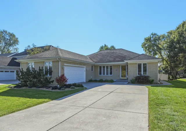 Single family home for sale at 1041 E Thomas St, Arlington Heights, IL 60004 | MLS# 12788544