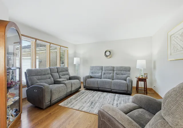 Photo 1 of Single family home for sale at 1041 E Thomas St, Arlington Heights, IL 60004 | MLS# 12788544 | Listing updated on 2026-10-23