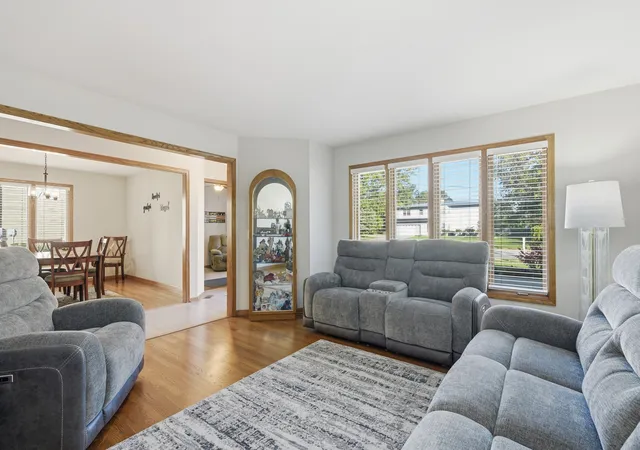Photo 2 of Single family home for sale at 1041 E Thomas St, Arlington Heights, IL 60004 | MLS# 12788544 | Listing updated on 2026-10-23