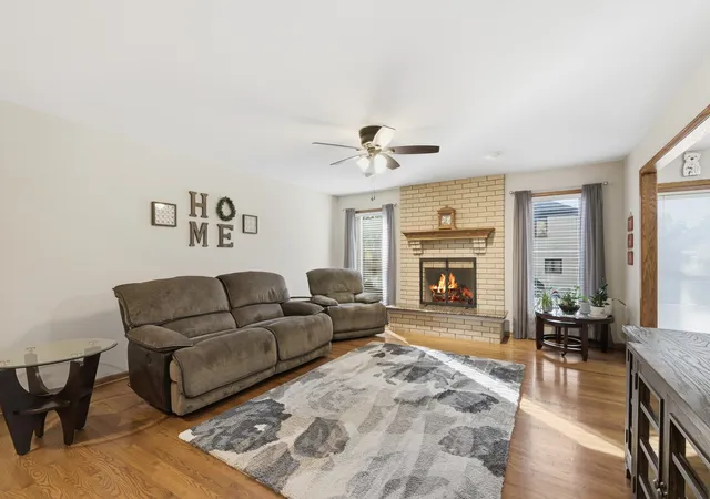 Photo 4 of Single family home for sale at 1041 E Thomas St, Arlington Heights, IL 60004 | MLS# 12788544 | Listing updated on 2026-10-23
