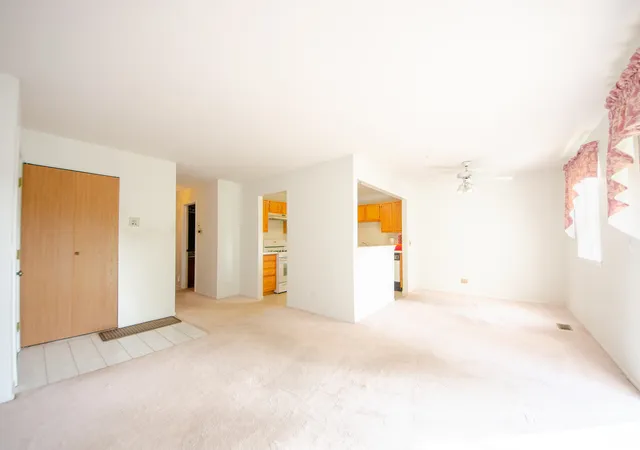 Listing Photo 4 - Condo for sale in building located at 122 Stirling Ln, Schaumburg, IL 60194 - Unit #X1