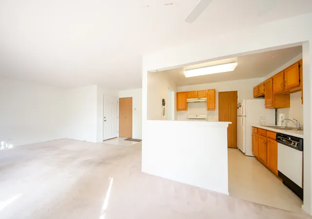 Listing Photo 5 - Condo for sale in building located at 122 Stirling Ln, Schaumburg, IL 60194 - Unit #X1