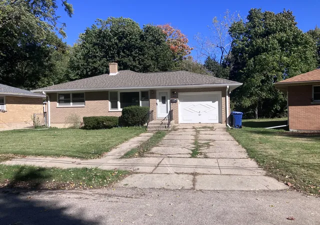 Photo 2 of Single family home for sale at 1333 Eastview Dr, Waukegan, IL 60085 | MLS# 12788579 | Listing updated on 2026-10-21