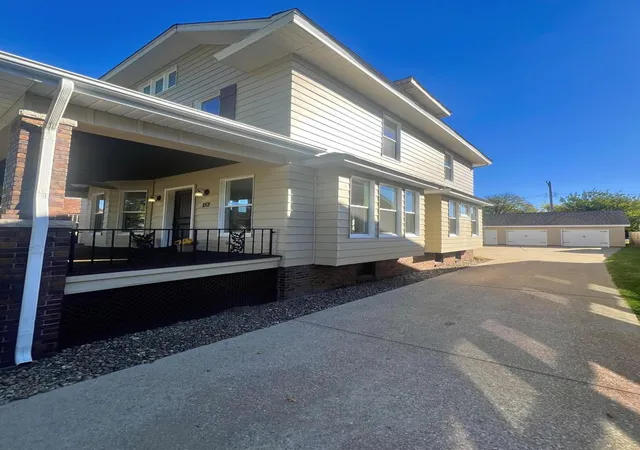Photo 3 of Single family home for sale at 152 E Cobb Ave, Decatur, IL 62522 | MLS# 12788588 | Listing updated on 2026-10-20