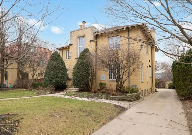 Photo 2 of Single family home for sale at 1210 William St, River Forest, IL 60305 | MLS# 12788598 | Listing updated on 2026-10-26