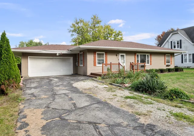 Photo 2 of Single family home for sale at 302 N Blayney St, Alexis, IL 61412 | MLS# 12788600 | Listing updated on 2026-10-27