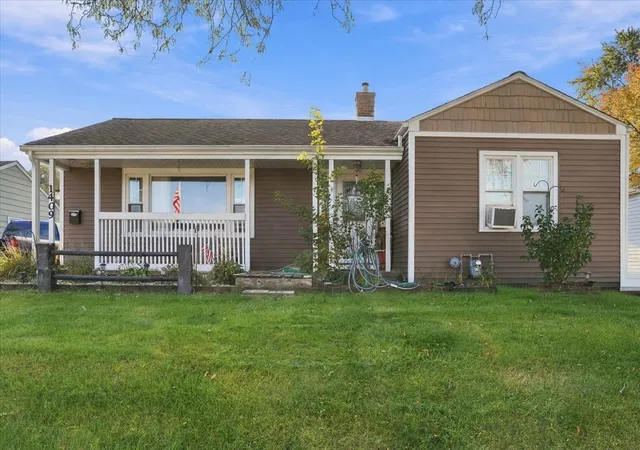 Single family home for sale at 1409 Grandview Dr, Clinton, IA 52732 | MLS# 12788669