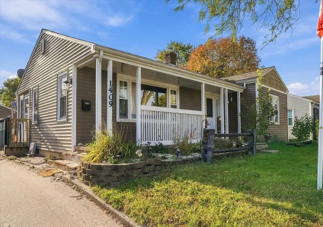 Photo 1 of Single family home for sale at 1409 Grandview Dr, Clinton, IA 52732 | MLS# 12788669 | Listing updated on 2026-10-24