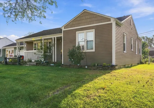 Photo 2 of Single family home for sale at 1409 Grandview Dr, Clinton, IA 52732 | MLS# 12788669 | Listing updated on 2026-10-24
