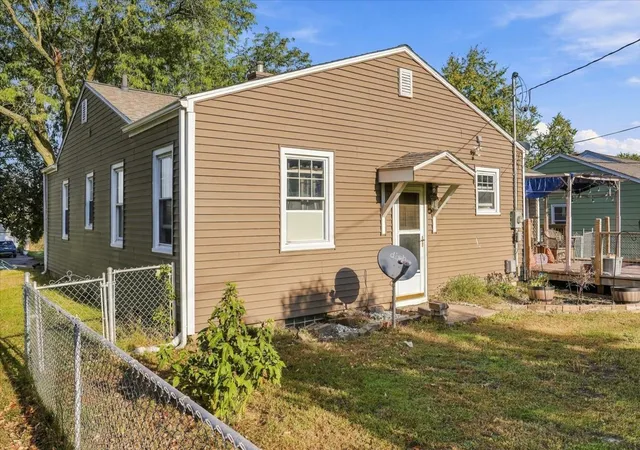 Photo 3 of Single family home for sale at 1409 Grandview Dr, Clinton, IA 52732 | MLS# 12788669 | Listing updated on 2026-10-24