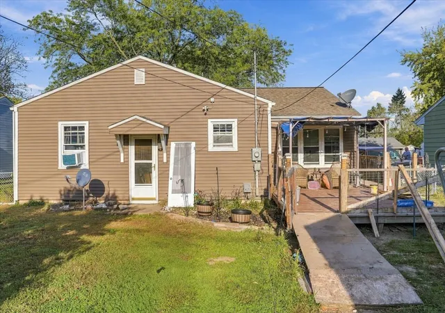 Photo 4 of Single family home for sale at 1409 Grandview Dr, Clinton, IA 52732 | MLS# 12788669 | Listing updated on 2026-10-24
