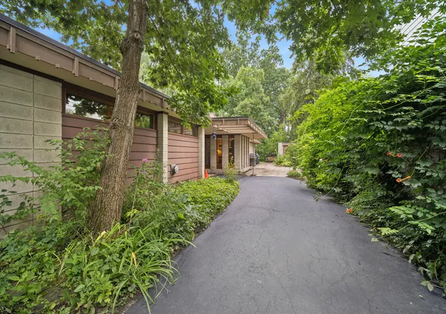 Photo 4 of Single family home for sale at 1120 Ridgewood Dr, Highland Park, IL 60035 | MLS# 12788706 | Listing updated on 2026-10-20