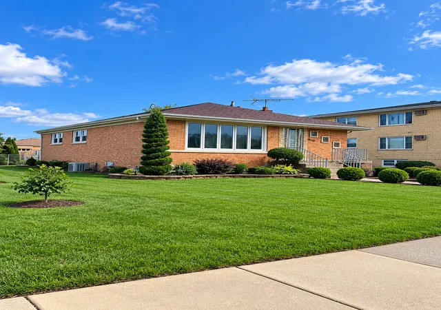 Photo 1 of Single family home for sale at 8629 Laramie Ave, Burbank, IL 60459 | MLS# 12788724 | Listing updated on 2026-10-20