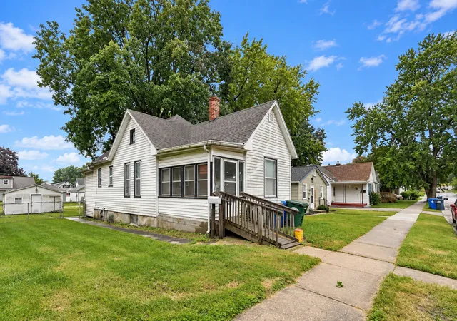 Single family home for sale at 633 Locust Pl, Clinton, IA 52732 | MLS# 12788748
