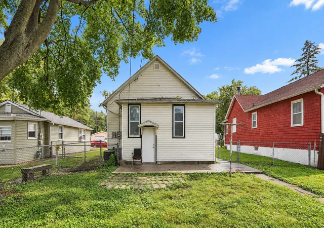 Photo 1 of Single family home for sale at 633 Locust Pl, Clinton, IA 52732 | MLS# 12788748 | Listing updated on 2026-10-20