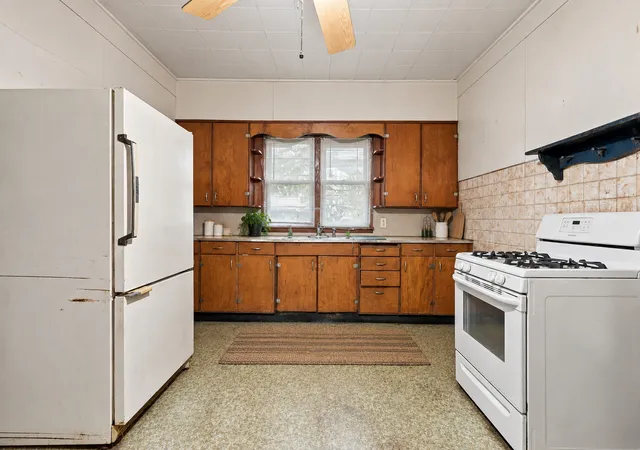 Photo 4 of Single family home for sale at 633 Locust Pl, Clinton, IA 52732 | MLS# 12788748 | Listing updated on 2026-10-20