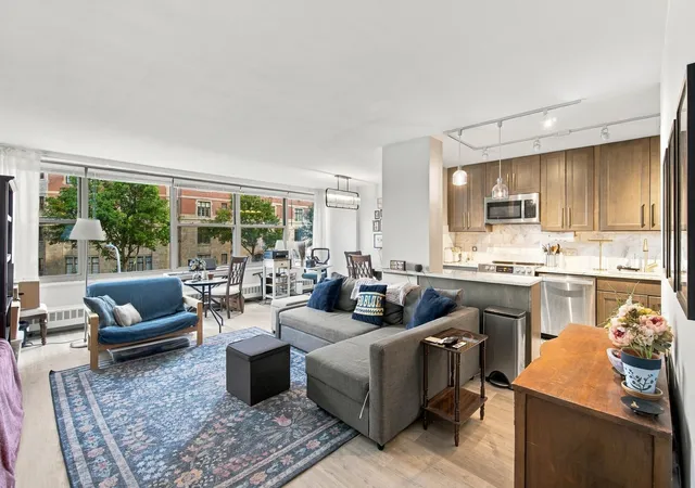 Listing Photo 4 - Condo for sale in building located at 3900 N Lake Shore Dr, Chicago, IL 60613 - Unit #2C