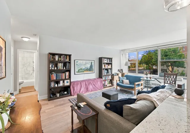 Listing Photo 5 - Condo for sale in building located at 3900 N Lake Shore Dr, Chicago, IL 60613 - Unit #2C