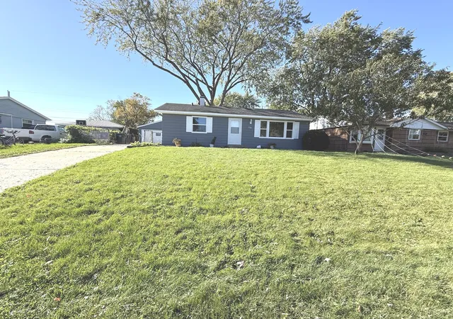 Photo 3 of Single family home for sale at 233 Ensenada Dr, Carpentersville, IL 60110 | MLS# 12788805 | Listing updated on 2026-10-20