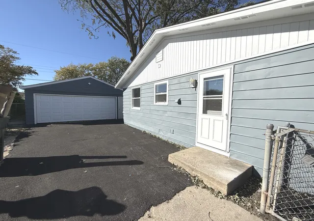 Photo 4 of Single family home for sale at 233 Ensenada Dr, Carpentersville, IL 60110 | MLS# 12788805 | Listing updated on 2026-10-20