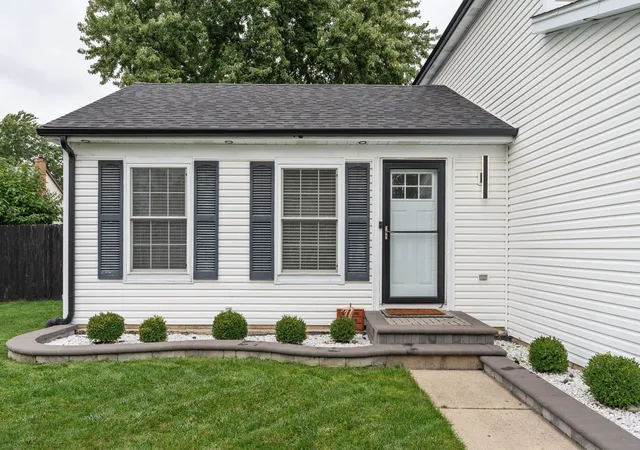 Photo 3 of Single family home for sale at 28 Dennison Dr, Glendale Heights, IL 60139 | MLS# 12788823 | Listing updated on 2026-10-20