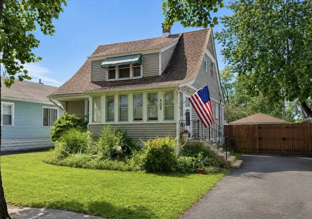Photo 1 of Single family home for sale at 303 Davison St, Joliet, IL 60433 | MLS# 12788853 | Listing updated on 2026-10-20