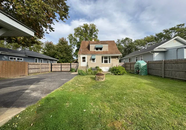 Photo 2 of Single family home for sale at 303 Davison St, Joliet, IL 60433 | MLS# 12788853 | Listing updated on 2026-10-20