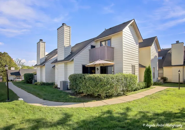 Townhouse for sale at 621 Chip Ct, Gurnee, IL 60031 | MLS# 12788896
