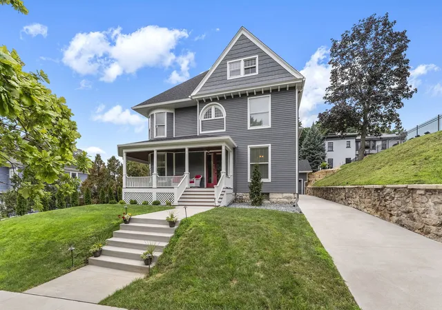 Photo 4 of Single family home for sale at 824 College Ave, Davenport, IA 52803 | MLS# 12788904 | Listing updated on 2026-10-27