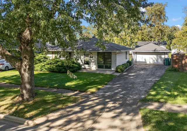 Photo 3 of Single family home for sale at 2715 Campbell St, Joliet, IL 60435 | MLS# 12788912 | Listing updated on 2026-10-22