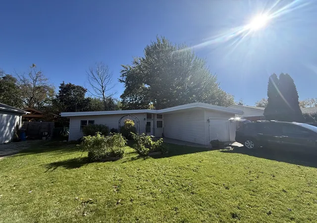 Photo 4 of Single family home for sale at 318 Brown St, Wauconda, IL 60084 | MLS# 12788934 | Listing updated on 2026-10-22