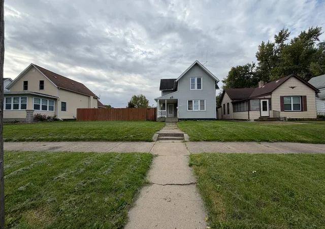 Photo 1 of Single family home for sale at 819 11th Avenue, Clinton, IA 52732 | MLS# 12788944 | Listing updated on 2026-10-20