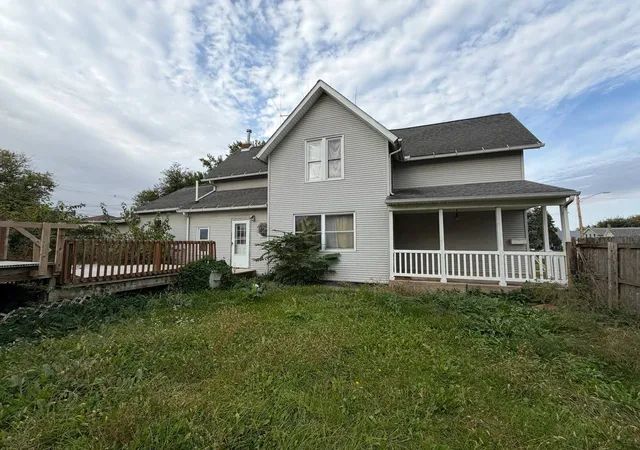 Photo 2 of Single family home for sale at 819 11th Avenue, Clinton, IA 52732 | MLS# 12788944 | Listing updated on 2026-10-20