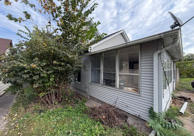 Photo 4 of Single family home for sale at 819 11th Avenue, Clinton, IA 52732 | MLS# 12788944 | Listing updated on 2026-10-20