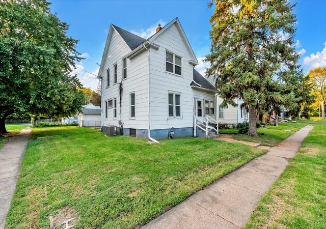 Photo 1 of Single family home for sale at 706 N Howell St, Davenport, IA 52802 | MLS# 12788960 | Listing updated on 2026-10-20