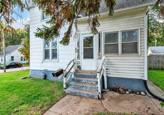 Photo 2 of Single family home for sale at 706 N Howell St, Davenport, IA 52802 | MLS# 12788960 | Listing updated on 2026-10-20